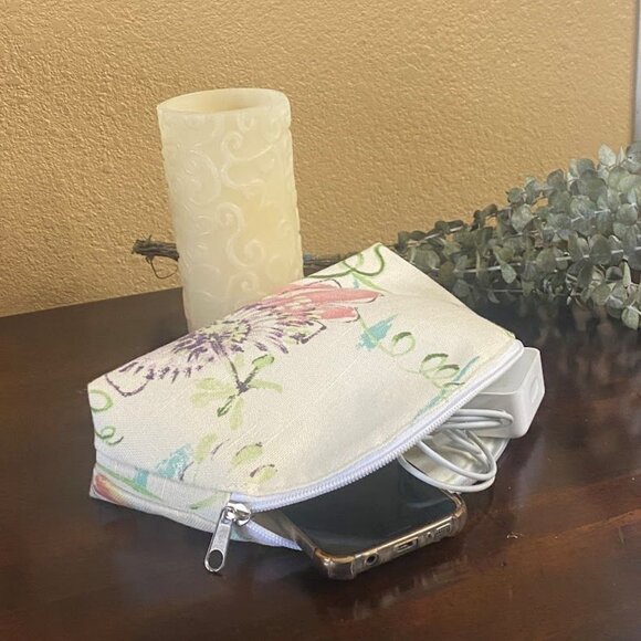 Floral Handmade Cosmetic Bag, Large zipped makeup bag, Fabric bag - Picture 2 of 4